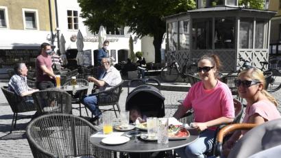 Archivbild: Petra Hartl
Die Wetterprognosen sind zwar nicht die besten, aber ab Samstag darf man in Amberg die Außengastronomie wieder ohne Test und Termin besuchen – so wie im vergangenen Jahr nach dem ersten Lockdown, als unser Bild auf dem Marktplatz entstand.