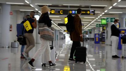 Symbolbild: Clara Margais/dpa
Passagiere kommen am Flughafen von Mallorca an.