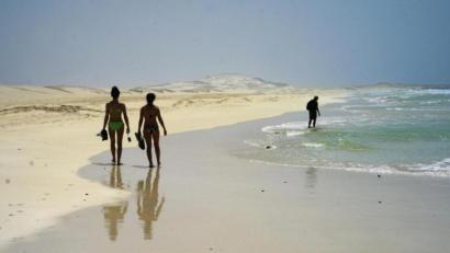 Bild:  Ina Fassbender/dpa
Um den Urlaub in der Ferne unbeschwert genießen zu können, empfiehlt sich eine Auslandskrankenversicherung.