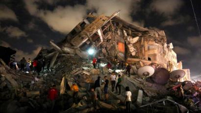Bild: Ashraf Amra/picture alliance/dpa/APA Images via ZUMA Wire
Palästinenser feiern in den Straßen nach einem von Ägypten vermittelten Waffenstillstand. Militante Palästinenser im Gazastreifen und Israel haben ihre gegenseitigen Angriffe vorerst beendet.