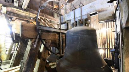 Bild: Petra Hartl
Die Festtagsglocke, "Unseres Herrn Glocke" ist die größte Glocke im Martinsturm. Momentan schlägt sie eigentlich nicht, weil die Sanierung noch nicht abgeschlossen ist. Zu Pfingsten war sie aber kurz in Betrieb.