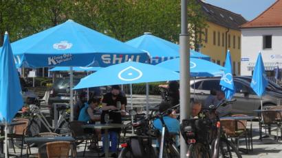 Archivbild: as
Ab Dienstag dürfen sich auch in Tirschenreuth wieder drei Haushalte bis insgesamt zehn Personen treffen und zum Beispiel auf dem Marktplatz das Café besuchen.