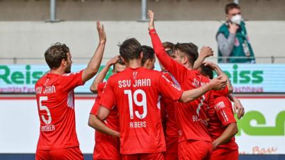 Bild: Armin Weigel/dpa
Der SSV Jahn Regensburg bejubelte am Sonntag den Klassenerhalt in der 2. Bundesliga.