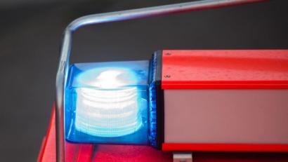 Symbolbild: Daniel Bockwoldt/dpa
An der Burruine Velburg im Landkreis Neumarkt in der Oberpfalz ist am Sonntag eine Spaziergängerin in die Tiefe gestürzt. Sie wurde schwer verletzt ins Krankenhaus geflogen.