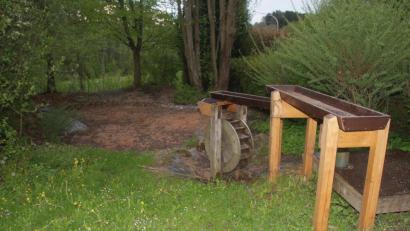 Bild: wro
Das Wasserrad am Hanslmühl-Kinderspielplatz steht seit fast einem Jahr still. Vandalen haben nicht nur die Pumpe zerstört, sondern vergruben zudem noch gefährliche Glasscherben im Sand, klagte Bürgermeister Reger.