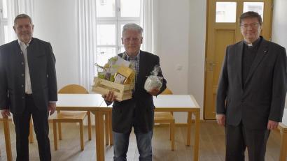 Bild: Karl Schwemmer &lt;info.karl.schwemmer@gmail.com&gt;
Gratulationscour und Geschenkübergabe mit (von links) Bürgermeister Joachim Neuß, Eugen Eckert und Pater Marek Flasinski.