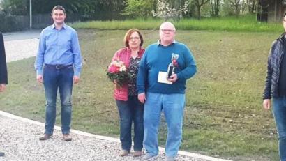 Bild: njn
Bürgermeister Johannes Reger (links) gratulierte Stadtrat Robert Bayer (Zweiter von rechts) zum 60. Geburtstag. Mit auf dem Bild die Stadträte Markus Fütterer (Zweiter von links) und Dominik Vollath (rechts) sowie Bayers Ehefrau Elfi.