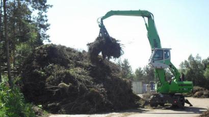 Bild: Fa. Bergler, Weiherhammer/exb
An 78 Standorten sammelt der Landkreis Neustadt Grüngut und lässt daraus Gütekompost bereiten. Eine hohe Qualität lässt sich nur dadurch erreichen, wenn ausschließlich Gartenabfälle in die Sammelcontainer gelangen, darauf macht das Landratsamt aufmerksam und warnt Müllsünder.