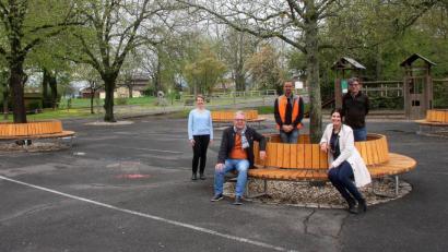 Bild: wro
Über die Neugestaltung im Grundschul-Pausenhof freuten sich (sitzend von links) Toni Dutz, Inge Dick sowie (stehend von links) Elternbeiratsmitglied Simone Collignon, stellvertretender Bauhofleiter Martin Förster und der Hausmeister an der Grund- und Mittelschule, Karlheinz Kohl.