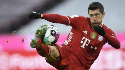 Archivbild: Andreas Schaad/dpa
Bayerns Robert Lewandowski kann sich mit einem Treffer im letzten Heimspiel am Samstag gegen den FC Augsburg zum alleinigen Rekord-Torschützen der Bundesliga-Geschichte krönen.