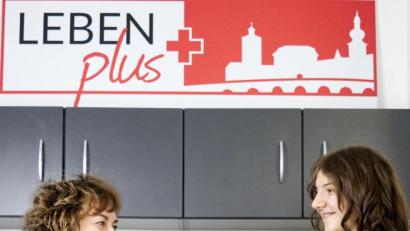 Bild: Leben plus/exb
Quartiersmanagerin Cornelia Stahl (links) begrüßte Tatjana Naber als weitere ehrenamtliche Kraft bei „Leben plus“.