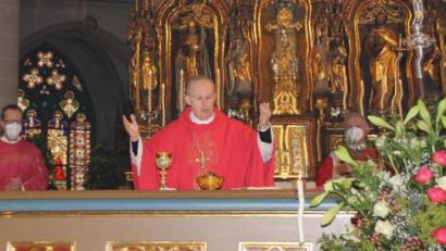 Bild: ads
Weihbischof Reinhard Pappenberger (Mitte) zelebrierte den Jubelgottesdienst. Links neben ihm ist Stadtpfarrer Thomas Helm zu sehen.