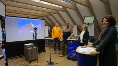 Bild: eib
Aus dem Studio im CeBB wurde die Podiumsdiskussion übertragen. Das Bild zeigt (von rechts) CeBB-Leiterin Veronika Hofinger, Kulturfahrtenorganisatorin Susanne Setzer, Online-Redakteur David Vereš und den Europäischen Freiwilligen Jiří Petrášek.