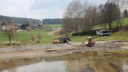 Bild: akp
Der Rückbau des Badeweihers zu einem Naturteich hat begonnen. Nach der Pandemie kann auf dem Gelände wieder gezeltet werden.