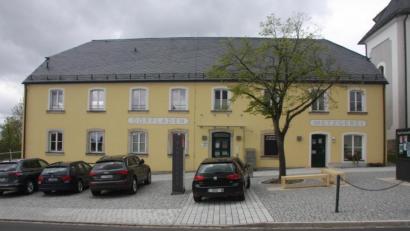 Bild: wro
Den Service des Fuchsmühler Markthauses (Bild) soll eine Stromtankstelle bereichern. Darauf verständigten sich die Gemeinderäte in der Mai-Sitzung.