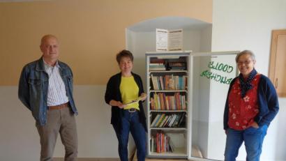 Bild: amö
Monika Ermer (rechts) erklärt in Winklarn die Handhabung der Bücherschränke. Bürgermeisterin Sonja Meier und ihr Thansteiner Kollege Walter Schauer informieren sich über das Projekt.