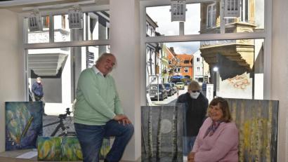 Bild: Petra Hartl
Hauseigentümer Stefan Reuther (links) und Künstlerin Angelika Meitzel (rechts) in der Pop-Up-Schaufenster-Galerie in der Georgenstraße 37. Von draußen wird schon mal neugierig geschaut, was drinnen zu sehen ist.