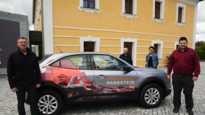 Bild: bey
Bürgermeister Reinhard Sollfrank (links) und Museumsleiterin Regina Kiermaier (Zweite von rechts) fahren künftig elektrisch. Josef Langgärtner, Zweiter Bürgermeister und Verfechter der erneuerbaren Energien (Zweiter von links) freut sich über den Umstieg auf E-Autos.