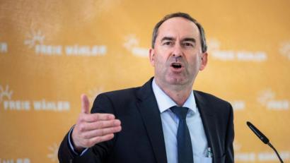 Bild: Matthias Balk/dpa
Landesversammlung Freie Wähler Bayern

22.05.2021, Bayern, Unterhaching: Hubert Aiwanger, Wirtschaftsminister und Landesvorsitzender der Freien Wähler in Bayern, spricht auf der Landesversammlung der Partei zur Aufstellung der Liste für die Bundestagswahl im Alpenbauer Sportpark. Foto: Matthias Balk/dpa +++ dpa-Bildfunk +++