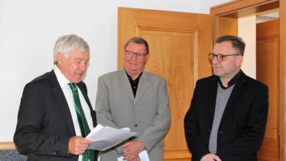 Bild: Williamson, Dagmar 
Bundestagsabgeordneter Alois Karl (links) hat es schriftlich: 450.000 Euro Sanierungshilfe kommen der Kirche St. Georg zugute. Sehr zur Freude von Kirchenpfleger Hans Paulus (Mitte) und Dekan Markus Brunner (rechts).