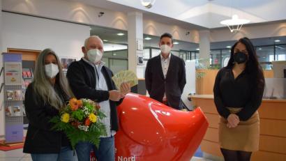 Bild: szl
Losglück für zwei Kunden der Sparkasse Oberpfalz Nord beim PS-Sparen: Das Ehepaar Monika und Helmut Wieland (von rechts) erzielte einen 10.000-Euro-Gewinn. Es gratulierten Beraterin Sabrina Rosner und Geschäftsstellenleiter Manuel Waller (von links).