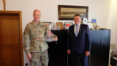 Bild: Stefanie Gradl
Colonel Christopher Danbeck (links) und Bürgermeister Hans-Martin Schertl trafen sich zu einem Informationsaustausch im Vilsecker Rathaus.