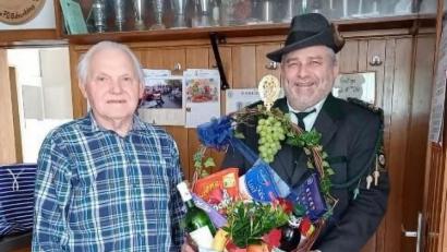 Bild: ker
Schützenmeister Werner Grünthaler musste Hermann Sebald alleine gratulieren.