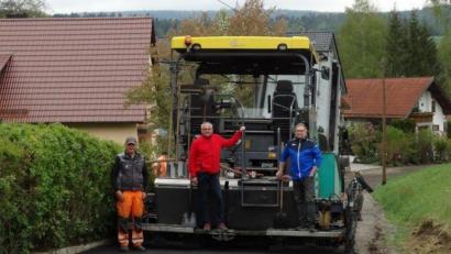 Bild: twg
Albert Hofmann von der Verwaltungsgemeinschaft Neusorg (rechts) und Bürgermeister Hubert Kraus von der Gemeinde Pullenreuth (Mitte) machten sich vor Ort ein Bild vom Fortschritt der Asphaltierungsarbeiten. Links Polier Paul Giesbrecht von der Firma Hilgarth.