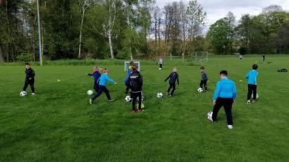 Bild: bk
Endlich kann der Fußballnachwuchs der TSG wieder auf dem grünen Rasen seinem geliebten Hobby nachgehen.
