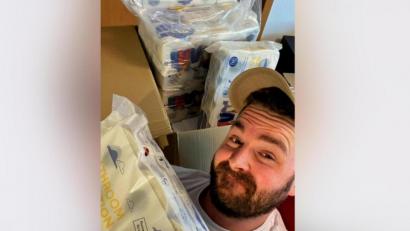 Bild: Sebastian Dippold/exb
Haufenweise Klopapier hat Sebastian Dippold nach einer Spende nun zu Hause.