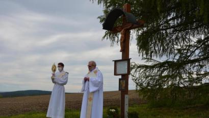 Bild: jr
Pfarrseelsorger Pater Benedikt Leitmayr (rechts) und Diakon Bastian Neumann beim Segensgebet am „Grüner Feldkreuz“, das nach einem Unfall am Karsamstag wieder aufgestellt wurde.