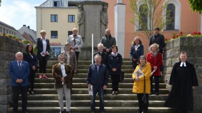 Bild: dob
Friedrich Münchmeier aus Vohenstrauß (vorne, links) beging Diamantene Konfirmation alle anderen das goldene Jubiläum. Der evangelische Stadtpfarrer Dieter Schinke (rechts) erinnerte an die 70er Jahre. Stellvertretender Vertrauensmann, Uli Münchmeier (hinten, rechts) wünschte den Teilnehmern trotz der schwierigen Umstände durch die Pandemie ein schönes Fest.