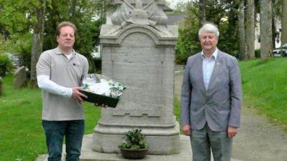 Bild: lg
Der Vorsitzende der Kolpingfamilie Oberviechtach, Thomas Schwingl (links), erinnerte an Josef Niederalts vielfältigen Einsatz und übergab an der Mariensäule in der Allee ein Geschenk.