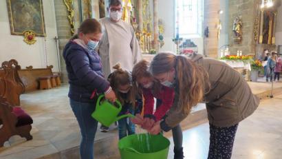 Bild: jzk
Der Heilige Geist wirkt belebend wie kühles Wasser: Dies konnten die Kinder beim Familiengottesdienst an einer der vier Erfrischungsstellen erfahren.