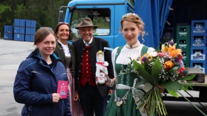 Bild: Thomas Dobler
Die frisch gekürte Bayerische Bierkönigin Sarah Jäger (rechts) wurde in der Schlossbrauerei Naabeck von Brauerei-Chef Wolfgang Rasel (Zweiter von rechts) und seiner Gattin Sybille (links daneben), sowie Bier-Sommelière Lisa-Maria Simon (links) empfnagne.
