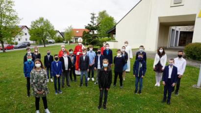 Bild: wec
Die Firmlinge der 6. Klasse mit Weihbischof Josef Graf, den Ruhestandsgeistlichen Josef Beer und Josef Dotzler sowie der Gemeindereferentin Kathrin Blödt (hinten, von rechts, neben dem Weihbischof).