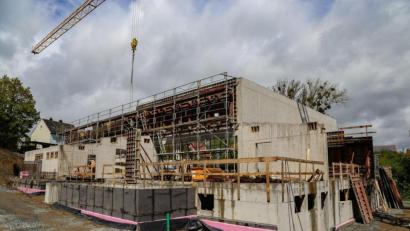 Bild: Roland Wellenhoefer
In Erbendorf wird neben der Grund- und Mittelschule eine Schwimmhalle gebaut. Dafür gibt es vom Freistaat Bayern 1,5 Millionen Euro.