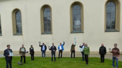 Bild: bk
Die fertiggestellte Beschilderung und damit den Simultankirchen-Radweg Nummer 5 sichtbar machen, dies wollen symbolisch die Vertreter der Kirchen und Kommunen vor der Dreifaltigkeitskirche in Freihung.