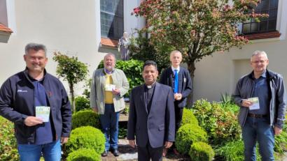 Bild: hir
Die Vertreter der Kirchenverwaltungen Manfred Piehler (Rottendorf, links), Hermann Gebhard (Pfreimd Zweiter von links) und Thomas Kastner (Neunaigen, rechts) freuen sich über insgesamt 1200 Euro, die Präfekt Alois Kleierl (Zweiter von rechts) und Pater Georg Parampilthadathil (Mitte) überreichen.