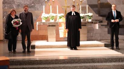 Bild: cog
Stadtpfarrer Roland Kurz überreicht Dekanatskantor Gerd Hennecke (Zweiter von links) und dem nebenamtlichen Organisten Christian Hammerschmidt (rechts) zu ihren 25-jährigen Dienstjubiläen die Anerkennungsurkunde und ein Präsent. Für ihre Unterstützung dankte er Angelika Hennecke (links) mit einem Blumenstrauß.