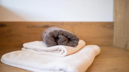 Symbolbild: Sebastian Gollnow/dpa
Der Handtuchtag: Zu Ehren des verstorbenen Autors Douglas Adams greifen viele Fans zu dem flauschigen Baumwolltuch, denn schließlich ist es "das so ziemlich Nützlichste", was man beim Reisen durch die Galaxis dabei haben kann.