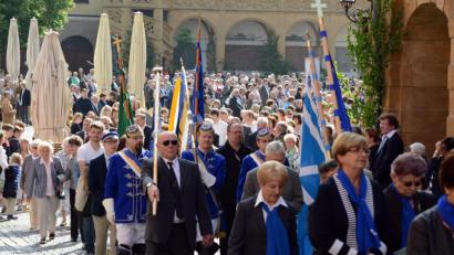 Archivbild: Petra Hartl
In Amberg ist die Fronleichnamsprozession immer besonders groß und eindrucksvoll, da sich mehrere Pfarreien dafür zusammenschließen. Hier wäre die Grenze zur Großveranstaltung – die liegt bei 200 Personen – schnell überschritten.