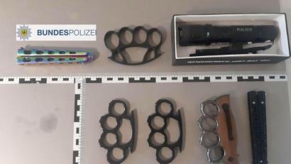 Bild: Bundespolizei Waidhaus / exb
Diese auf dem Asiamarkt in Tschechien gekauften, in Deutschland verbotenen Waffen, beschlagnahmte die Bundespolizei Waidhaus bei drei 18-Jährigen.