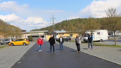 Bild: Günther Amann
Photovoltaik auf dem Parkplatz des Freizeitparks Monte Kaolino als Teil eines Modellprojekts für nachhaltigen und klimafreundlichen Tourismus – damit befasst sich die Hirschauer SPD-Stadtratsfraktion (von links): Claudia Stein, Günther Amann, Rudolf Wild, Josef Birner und Wolfgang Bosser.