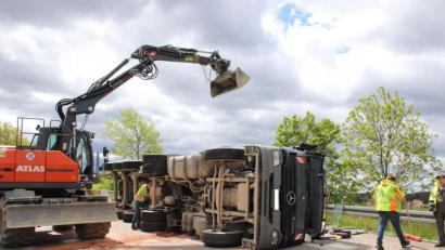 Bild: Thomas Dobler
Ein 27-jähriger Lkw-Fahrer kippte mit seinem Fahrzeug bei der Autobahnabfahrt Schwandorf-Mitte auf der A93 um, der Sand seiner Ladung verteilte sich auf der Fahrbahn.