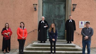 Bild: dob
Vor 25 Jahren feierten sie ihre Konfirmation. Nun trafen sie sich an selber Stelle mit dem damaligen Stadtpfarrer Hermann Bock (hinten, links) und Stadtpfarrer Dieter Schinke (hinten, rechts). Julia Maser, Beate Gollwitzer, Claudia Fahrnbauer und Thomas Reinl (vorne, von links nach rechts).