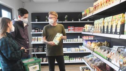 Bild: Gabi Schönberger
Christian Meyer, Mitarbeiter im Vegan-Shop in Nabburg, berät seine Kunden zu veganen Produkten