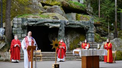 Bild: abi
Auf der Naturbühne der Luisenburg fand der festliche Gottesdienst statt. Leider ohne Besucher, dafür mit Hygieneauflagen.