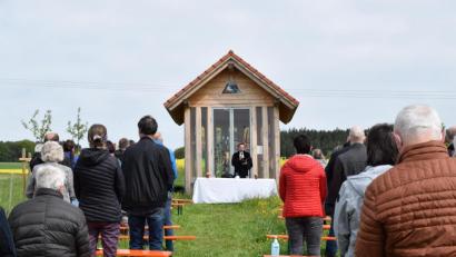 Bild: wku
Pfarrer Stefan Fischer zelebriert vor der Kapelle in Steiningloh einen Pfingstgottesdienst.