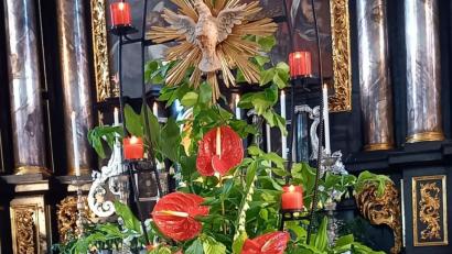 Bild: mng
Rot ist die liturgische Farbe des Blutes und Feuers sowie Sinnbild für den Heiligen Geist. Das spiegelt sich auch in der Pfingstdekoration in der Stadtpfarrkirche wieder.